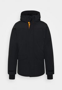 Svart isolerad jacka med huva, dragkedja framtill, orange detalj på dragkedjan, två framfickor och ribbade ärmslut för värme.