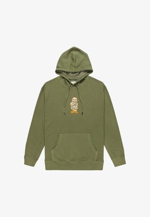 Olivgrön hoodie i mjukt tyg, med en framficka i kangaroo-stil, dragsko i huvan och en orange dödskallegrafik på bröstet.