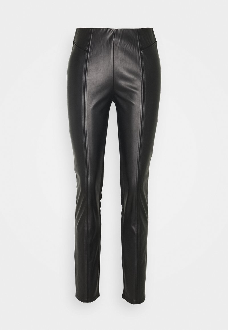 Pantalon slim noir taille haute en similicuir avec détails de coutures verticales à l'avant et à l'arrière sur fond blanc uni.