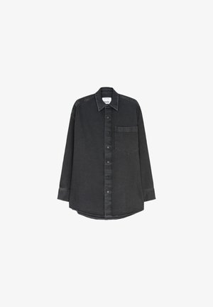 Sort denimskjorte med klassisk krave, frontlomme og knaplukning. Stoffet har en falmet tekstur og en oversized pasform.
