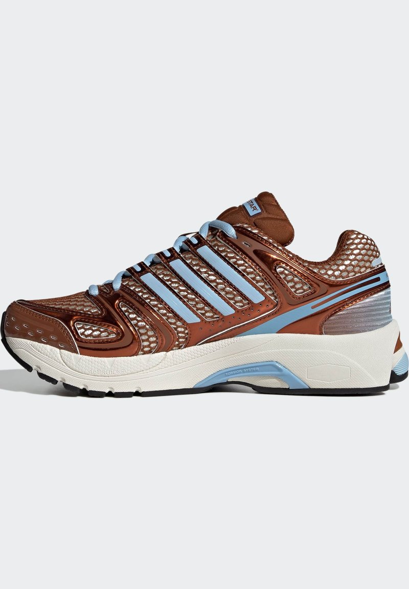 Chaussure de sport marron avec détails en mesh, accents bleu clair, superposition texturée, semelle en caoutchouc et col rembourré.