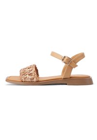 Sandal in tono sabbia con dettagli in paglia intrecciata sulla parte anteriore, suola piatta e una cinghia alla caviglia regolabile fissata da una fibbia in metallo.