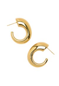 Złote kolczyki w kształcie obręczy z zakrzywionym, otwartym wzorem. Mają błyszczące wykończenie i cienką nitkę do przyczepienia do ucha.