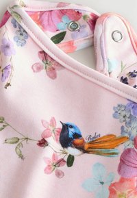 Stoff mit Blumenmuster in zartem Pink, mit einem Design von blauen und orangefarbenen Vögeln. Druckverschluss, glatte Textur und florale Akzente überall.