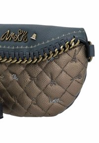 Borsa in finta pelle bronzo trapuntata con parte superiore scura, dettagli in catena d'oro e motivi ricamati della Torre Eiffel e testi.