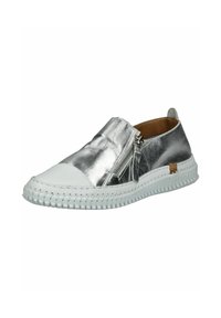 Scarpa slip-on in argento metallizzato con punta bianca, zip laterale, suola bianca testurizzata e dettagli cuciti. Parte superiore e fodera in pelle morbida.