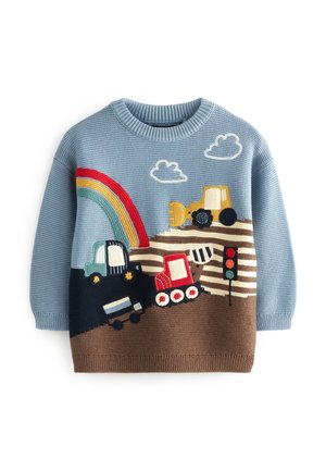Niebieski dziergany sweter dziecięcy z haftowanymi pojazdami budowlanymi, tęczą, światłami drogowymi i chmurami na brązowym, w paski tle.