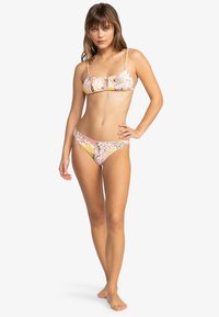 Bikini set met een bloemenpatroon in roze, oranje en groen. Bh-top met ruffles en verstelbare bandjes; bijpassende low-rise onderbroek.