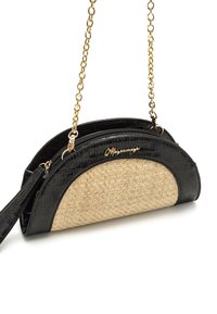 Zwart en beige handtas met een gestructureerd krokodillenpatroon en geweven detail, voorzien van een gouden kettingband en een ritssluiting.