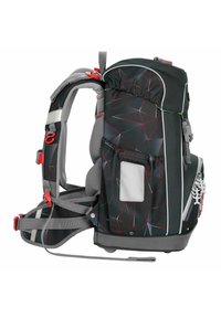 Schwarzer Rucksack mit geometrischen roten und grauen Mustern, gepolsterten Trägern, verstellbaren Seitentaschen und silbernen reflektierenden Akzenten.