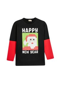 Schwarzes Langarm-T-Shirt mit roten Ärmeln. Mit einem Santa-Motiv und dem Text "FROHES NEUES JAHR" in Weiß auf grünem Hintergrund.