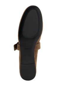 Suola di scarpa in camoscio marrone con fondo in gomma nera caratterizzato da una superficie antiscivolo testurizzata e un design ovale, comprensivo di dettaglio con cinturino in velcro.