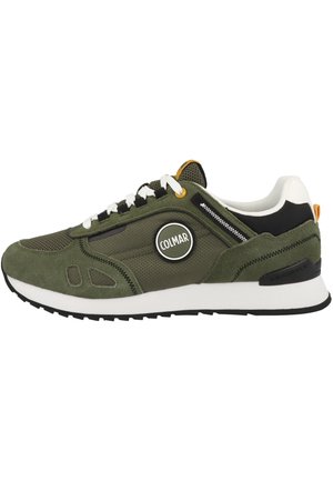 Zapatilla Colmar verde y negra con suela y cordones blancos, logo redondo de la marca en el lateral, y detalles de material de malla y ante.