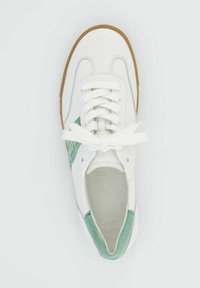 Baskets blanches avec un accent en daim vert, semelle en caoutchouc et lacets plats. Présentent un bout rond et des détails de couture subtils.