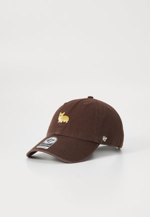 Casquette de baseball marron avec un design de corgi brodé jaune à l'avant et une étiquette de logo sur le côté, présentée sur un fond blanc.