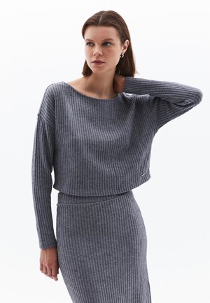 Grauer gerippter, kurz geschnittener Pullover mit langen Ärmeln und weitem Ausschnitt, kombiniert mit einem passenden Rock, der ein dezentes Logo-Detail aufweist.