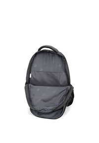 Zaino in tessuto grigio con chiusura a zip, tasca interna e superficie liscia. Forma compatta con doppie spalline e maniglia superiore.