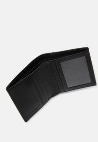 Cartera de piel negra con múltiples ranuras para tarjetas, una ventana clara para identificación y textura suave. Presenta un sutil logo grabado en el interior.