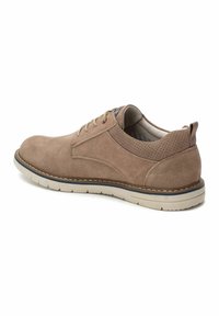 Zapato de ante marrón con punta redonda, cordones, detalles perforados y una suela de goma ligera. Presenta una franja azul contrastante cerca de la suela.