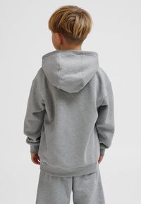 Szary hoodie wykonany z miękkiego materiału, z długimi rękawami i ściągaczami na mankietach. Widoczne szwy wzdłuż dołu i kaptura.