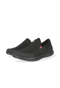 Scarpe slip-on nere realizzate in rete e gomma. Presentano una punta arrotondata, una suola flessibile e un piccolo logo rosso sul lato. Design in tessuto testurizzato.