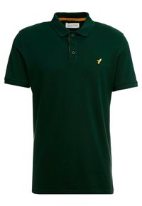 Dunkelgrünes Polohemd mit klassischem Kragen, kurzen Ärmeln, einer Drei-Knopf-Leiste, goldfarbener Logo-Akzent auf der Brust und kontrastierendem Innenkragen.
