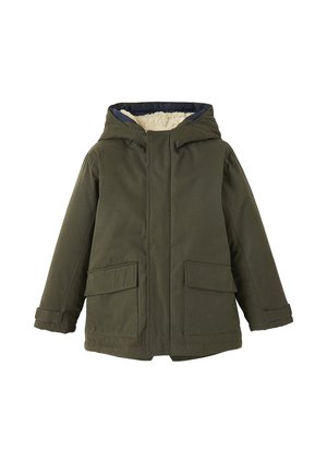 Olivgrüne Winterjacke mit Kapuze, ausgestattet mit weichem cremefarbenem Fleece-Futter und zwei vorderen Klappentaschen, designed für Wärme und Schutz.