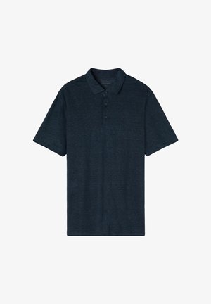 Polo en color marino, confeccionado con una tela suave, que presenta un cuello clásico, tapeta de tres botones y mangas cortas con una apariencia texturizada.