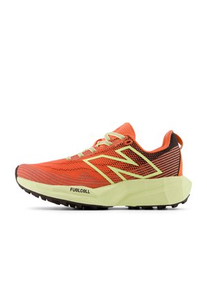 Zapatilla de running ligera en malla naranja brillante con detalles en negro y verde lima, presenta una suela texturizada y la marca FuelCell.