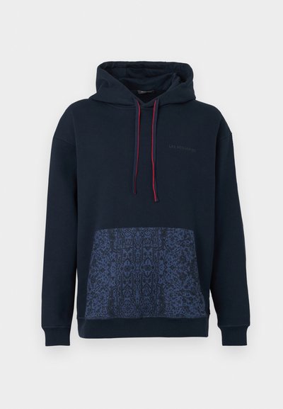 Dunkelblaue Kapuzenjacke mit einer Fronttasche, die ein strukturiertes blaues Muster aufweist, roten Kordeln und minimaler Markenkennzeichnung auf der Brust. Material aus Baumwollmischung.