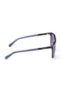Gafas de sol con un marco semitransparente de color azul oscuro, acentos negros y lentes degradados. Presentan patillas elegantes y rectas con una ligera curva.