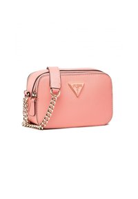 Roze gestructureerde leren schoudertas met een kettingriem, ritsluiting en een driehoekig logo-accent aan de voorkant. Compact rechthoekig formaat.