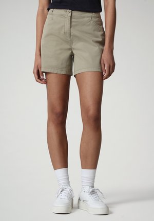 Pantaloni corti beige in un tessuto misto cotone, dotati di chiusura con bottone, passanti per cintura, due tasche frontali e una superficie liscia.