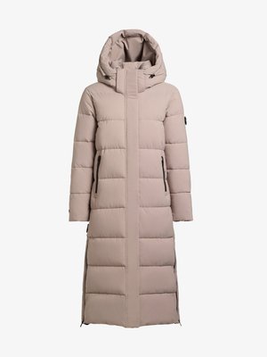 Garš, polsterēts mētelis gaiši bēšā krāsā ar kapuci, kabatām ar rāvējslēdzējiem un taisnu siluetu ar šūtiem izolācijas laukumiem.