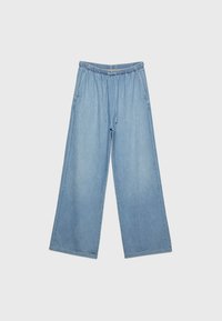 Ljusblå vida jeans i denim, med elastisk midja och dragsko samt två sidofickor. Mjuk textur.