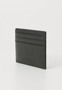 Černý kožený držák na karty s několika sloty na karty, elegantním designem a embosovaným logem na přední straně. Hladká textura, minimalistický styl.