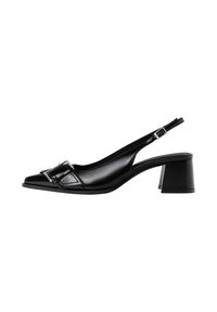 Chaussure slingback en cuir noir avec talon bloc, bout pointu et boucle décorative sur la bride avant.