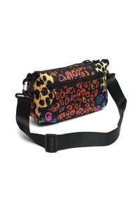 Borsa a tracolla in tessuto con stampa leopardata e strap nera, dotata di molteplici tasche con zip e vivaci accenti colorati. Materiale testurizzato.