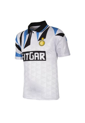 Wit voetbalshirt met zwarte hals, blauw-zwarte geometrische strepen, goudkleurig sterembleem en "FITGAR" sponsorlogo aan de voorkant.