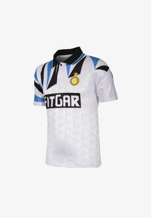 Wit voetbalshirt met zwarte hals, blauw-zwarte geometrische strepen, goudkleurig sterembleem en "FITGAR" sponsorlogo aan de voorkant.