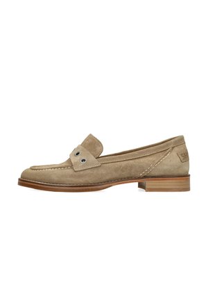 Mocasines de ante beige con puntera redondeada, que presentan dos ojales en la parte delantera, costuras en contraste y un tacón de madera apilado.