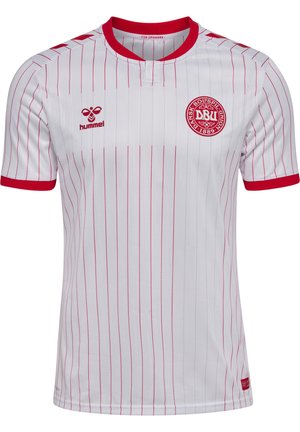 Biały sportowy jersey z cienkimi czerwonymi pionowymi paskami, czerwonym kołnierzem i mankietami, logo Duńskiego Związku Piłki Nożnej i logo Hummel na piersi.