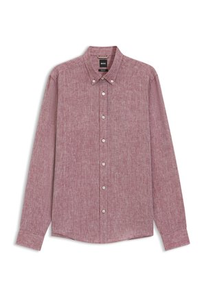 Koszula na długi rękaw z zapinana na guziki w fakturowanej, czerwonawo-różowej tkaninie, z kołnierzykiem na guziki i białymi guzikami z przodu.