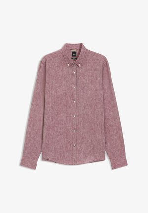 Koszula na długi rękaw z zapinana na guziki w fakturowanej, czerwonawo-różowej tkaninie, z kołnierzykiem na guziki i białymi guzikami z przodu.