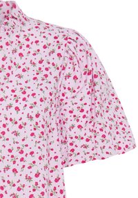 Różowa rękaw bluzki z małym czerwonym kwiatowym nadrukiem i krótkim bufiastym fasonem na jasnym tle.