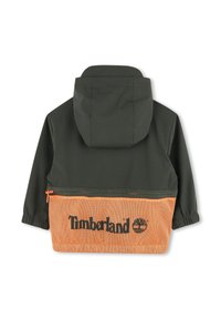 Groene jas met een capuchon, voorzien van een oranje netvak aan de achterkant met zwart "Timberland" merklogo. Elastische manchetten en onderrand.