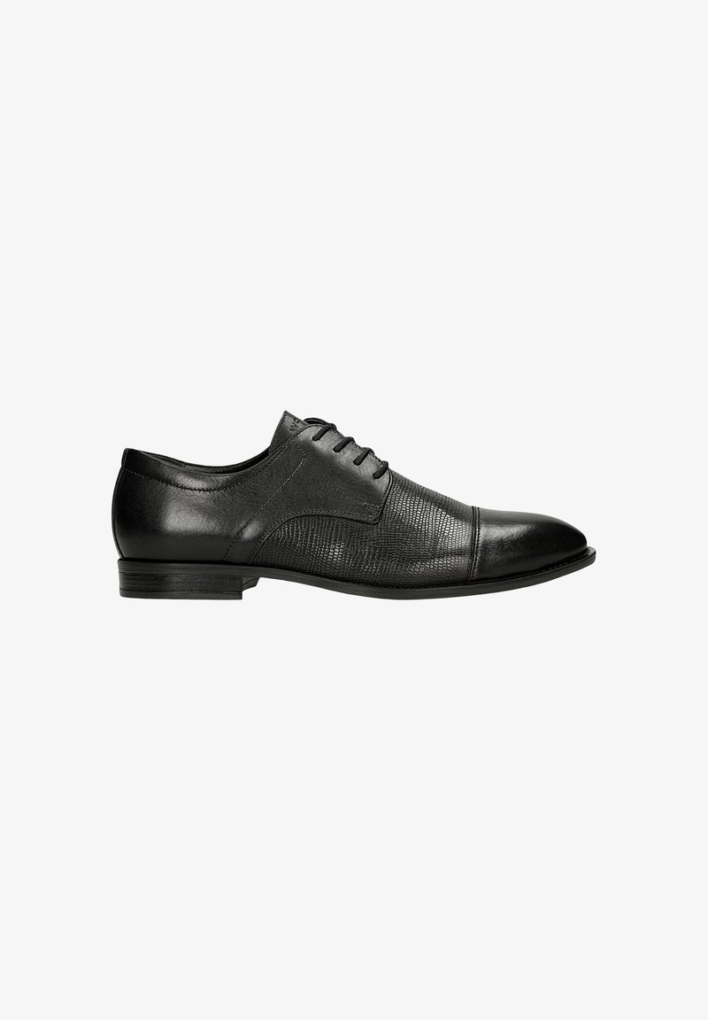 Zwarte leren dress shoe met een gestructureerde afwerking, cap toe ontwerp, vijf oogjes voor veters en een lage blokhak.
