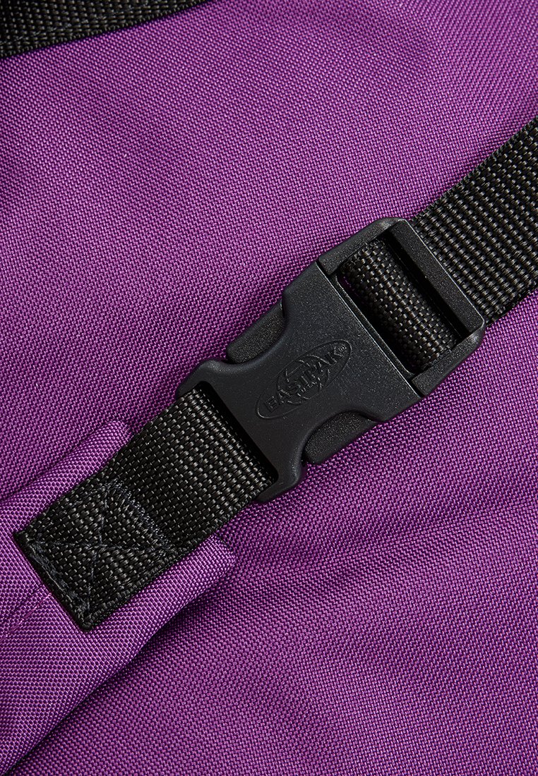 Tessuto viola con superficie testurizzata, dotato di una fibbia in plastica nera e di una cinghia in nylon per un fissaggio sicuro.