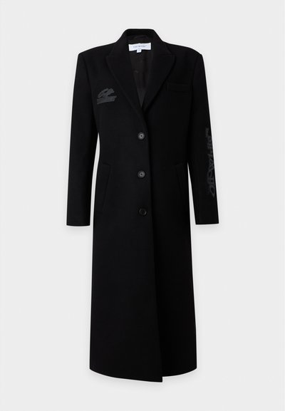 Long manteau noir ajusté avec trois boutons, cols crantés, poches latérales et broderie discrète du logo Off-White sur la poitrine et la manche.