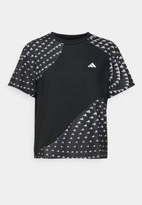 Černé sportovní tričko krátkého rukávu s geometrickým vzorem bílých log Adidas na rukávech, ramenou a dolní části předního dílu, s malým logem na hrudi.